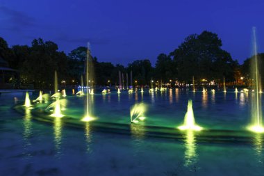 PLOVDIV, BULGARIA - 9 Ağustos 2021: Bulgaristan 'ın Filibe kentindeki Çar Simeon Bahçesindeki Şarkı Söyleyen Çeşmelerin Günbatımı Manzarası
