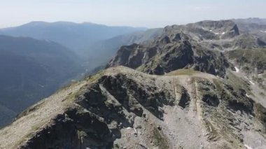 Bulgaristan 'ın Rila Dağı' ndaki Kupen tepelerinin şaşırtıcı hava manzarası