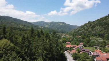 Bulgaristan 'ın Balkan Dağları, Lovech bölgesindeki Ribaritsa köyünün hava manzarası