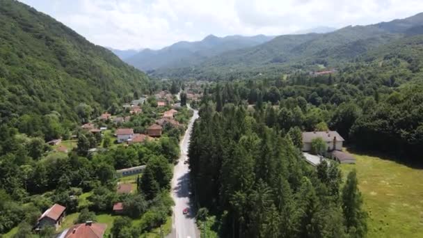 Vista Aérea Del Pueblo Ribaritsa Las Montañas Los Balcanes Región — Vídeos de Stock