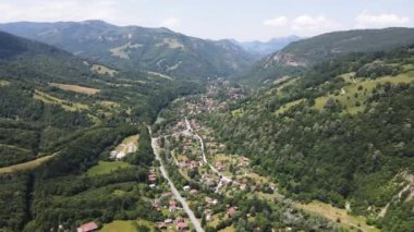 Bulgaristan 'ın Balkan Dağları, Lovech bölgesindeki Ribaritsa köyünün hava manzarası