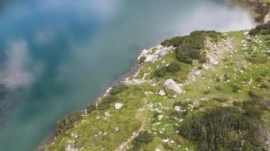 Balık Banderitsa Gölü, Pirin Dağı, Bulgaristan 'ın şaşırtıcı hava manzarası