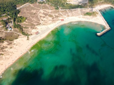 Bulgaristan 'ın Burgaz Bölgesi' nin Dyuni tatil beldesi yakınlarındaki Arkutino bölgesinin hava manzarası