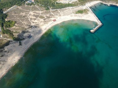 Bulgaristan 'ın Burgaz Bölgesi' nin Dyuni tatil beldesi yakınlarındaki Arkutino bölgesinin hava manzarası