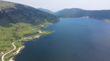 Belmeken Barajı 'nın şaşırtıcı hava manzarası, Rila dağı, Bulgaristan