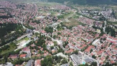 Bulgaristan 'ın Pazardzhik bölgesinin Velingrad kentinde bulunan ünlü spa beldesinin hava manzarası