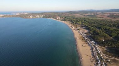 Bulgaristan 'ın Burgaz Bölgesi' nin Sozopol kasabası yakınlarındaki Gradina (Bahçe) plajının havadan manzarası 