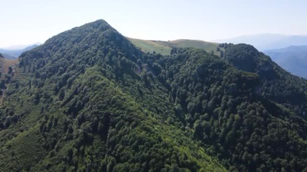 Vista Aerea Della Montagna Dei Balcani Vicino Alla Città Teteven — Video Stock