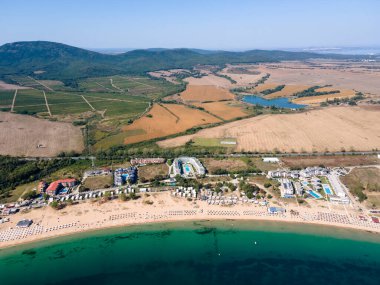 Bulgaristan 'ın Burgaz Bölgesi' nin Sozopol kasabası yakınlarındaki Gradina (Bahçe) plajının havadan manzarası