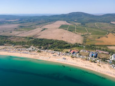 Bulgaristan 'ın Burgaz Bölgesi' nin Sozopol kasabası yakınlarındaki Gradina (Bahçe) plajının havadan manzarası