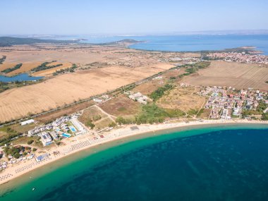 Bulgaristan 'ın Burgaz Bölgesi' nin Sozopol kasabası yakınlarındaki Gradina (Bahçe) plajının havadan manzarası