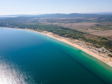 Bulgaristan 'ın Burgaz Bölgesi' nin Sozopol kasabası yakınlarındaki Gradina (Bahçe) plajının havadan manzarası