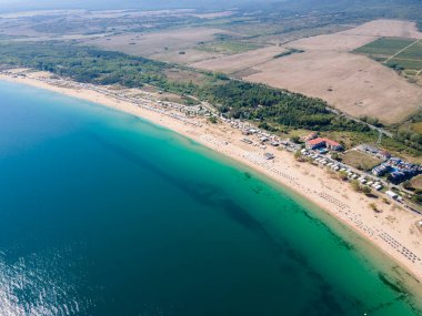 Bulgaristan 'ın Burgaz Bölgesi' nin Sozopol kasabası yakınlarındaki Gradina (Bahçe) plajının havadan manzarası