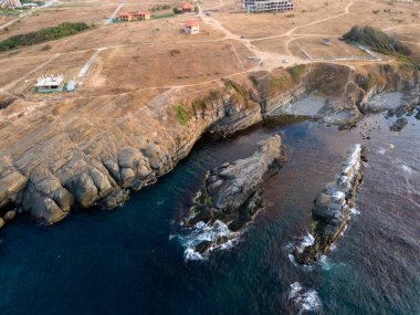 Bulgaristan 'ın Burgaz Bölgesi Sinemorets köyü yakınlarındaki Kaya oluşumlarının hava görüntüsü Gemiler (Korabite)