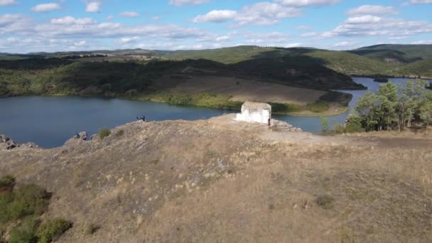 Вид Воздуха Церковь Иоанна Крестителя Водохранилище Пчелина Регион Перник Болгария — стоковое видео