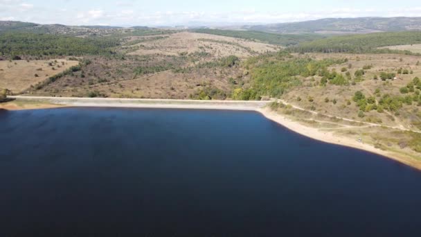 Luchtfoto Van Het Bakardere Stuwmeer Bij Stad Ihtiman Bulgarije — Stockvideo