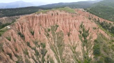 Kaya oluşumunun hava görüntüsü Stob piramitleri, Rila Dağı, Kyustendil bölgesi, Bulgaristan