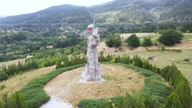 KLISURA, BULGARIA - 17 Temmuz 2021: Bulgaristan 'ın tarihi Klisura kenti yakınlarındaki İvan Borimechkata Anıtı' na Havadan Bakış