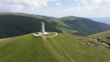 TROYAN, BULGARIA - 17 Temmuz 2021: Bulgaristan 'ın Beklemeto geçidinde Balkan Dağları' nın ana yamacında Özgürlük Anıtı