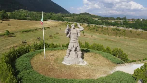 ブルガリア クリスラ 2021年7月17日ブルガリア クリスラの歴史的な町の近くにあるイワン ボリンチェカタ記念碑の空中風景 — ストック動画