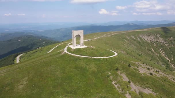 Troyan Bulgaria July 2021 Gerbang Monumen Kebebasan Punggung Utama Pegunungan — Stok Video