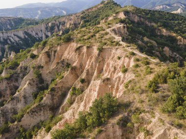 Rozhen kum piramitlerinin hava günbatımı manzarası, Blagoevgrad bölgesi, Bulgaristan