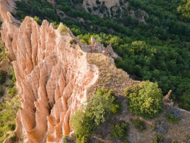 Rozhen kum piramitlerinin hava günbatımı manzarası, Blagoevgrad bölgesi, Bulgaristan