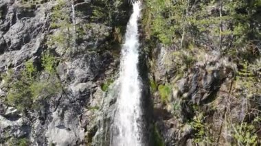 Anton şelalesinin hava manzarası Kelebek (Peperudata), Balkan Dağları, Bulgaristan