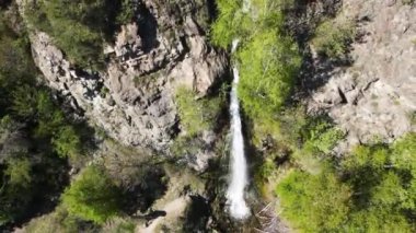 Anton şelalesinin hava manzarası Kelebek (Peperudata), Balkan Dağları, Bulgaristan