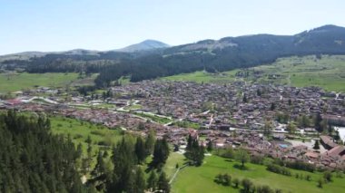 Bulgaristan 'ın Sofya Bölgesi' nin tarihi Koprivshtitsa kentinin hava manzarası