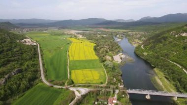 Arda Nehri, Bulgaristan 'ın Haskovo Bölgesi' nin Pchelari köyü yakınlarındaki Doğu Rodoplardan geçiyor.