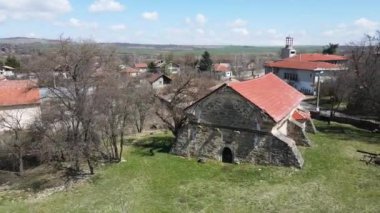 Bulgaristan 'ın Pernik Bölgesi' ndeki Egalnitsa köyündeki Aziz Simeon Stylites Kilisesi 'nin hava manzarası