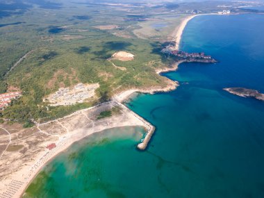 Bulgaristan 'ın Burgaz Bölgesi' nin Dyuni tatil beldesi yakınlarındaki Arkutino bölgesinin hava manzarası