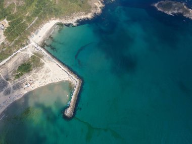 Bulgaristan 'ın Burgaz Bölgesi' nin Dyuni tatil beldesi yakınlarındaki Arkutino bölgesinin hava manzarası
