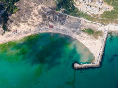 Bulgaristan 'ın Burgaz Bölgesi' nin Dyuni tatil beldesi yakınlarındaki Arkutino bölgesinin hava manzarası