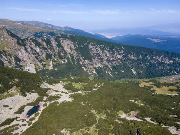 保加利亚卡梅尔峰附近的莱拉山的空中美景令人惊奇 — 图库照片