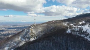 Bulgaristan 'ın Sofya kenti bölgesindeki Kopititoto bölgesindeki Vitosha Dağı' nın hava kışı manzarası