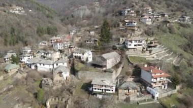 Otantik ondokuzuncu yüzyıl evleri, Filibe Bölgesi, Bulgaristan 'ın Otantik Kosova Köyü' nün havadan görünüşü