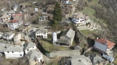 Otantik ondokuzuncu yüzyıl evleri, Filibe Bölgesi, Bulgaristan 'ın Otantik Kosova Köyü' nün havadan görünüşü