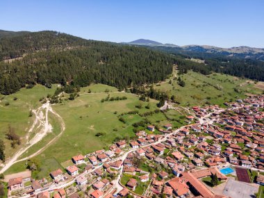 Bulgaristan 'ın Sofya Bölgesi' nin tarihi Koprivshtitsa kentinin hava manzarası