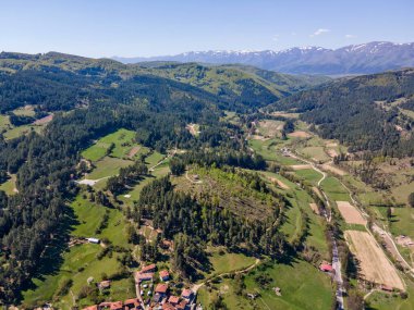 Bulgaristan 'ın Sofya Bölgesi' nin tarihi Koprivshtitsa kentinin hava manzarası