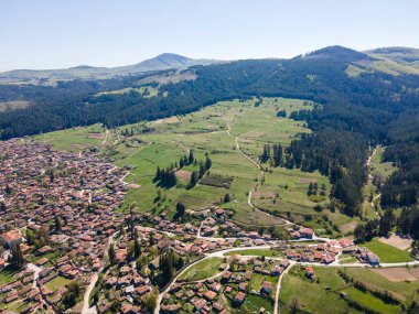 Bulgaristan 'ın Sofya Bölgesi' nin tarihi Koprivshtitsa kentinin hava manzarası