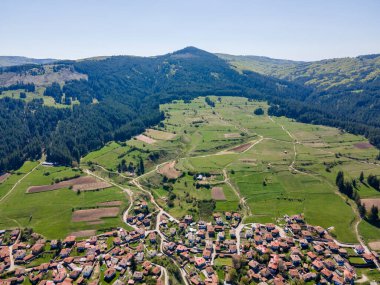 Bulgaristan 'ın Sofya Bölgesi' nin tarihi Koprivshtitsa kentinin hava manzarası