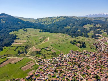 Bulgaristan 'ın Sofya Bölgesi' nin tarihi Koprivshtitsa kentinin hava manzarası