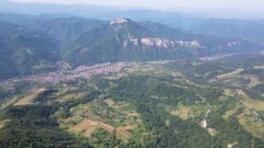 Bulgaristan 'ın Lovech bölgesinin Teteven kasabası yakınlarındaki Balkan Dağı' nın hava manzarası