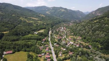 Bulgaristan 'ın Balkan Dağları, Lovech bölgesindeki Ribaritsa köyünün hava manzarası