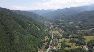 Bulgaristan 'ın Balkan Dağları, Lovech bölgesindeki Ribaritsa köyünün hava manzarası