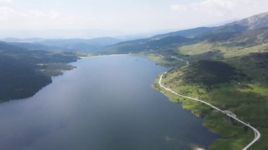 Belmeken Barajı 'nın şaşırtıcı hava manzarası, Rila dağı, Bulgaristan