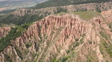 Kaya oluşumunun hava görüntüsü Stob piramitleri, Rila Dağı, Kyustendil bölgesi, Bulgaristan