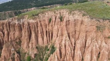 Kaya oluşumunun hava görüntüsü Stob piramitleri, Rila Dağı, Kyustendil bölgesi, Bulgaristan